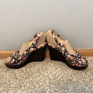 NWOB Floral 8.5 black and pink open-toed wedges